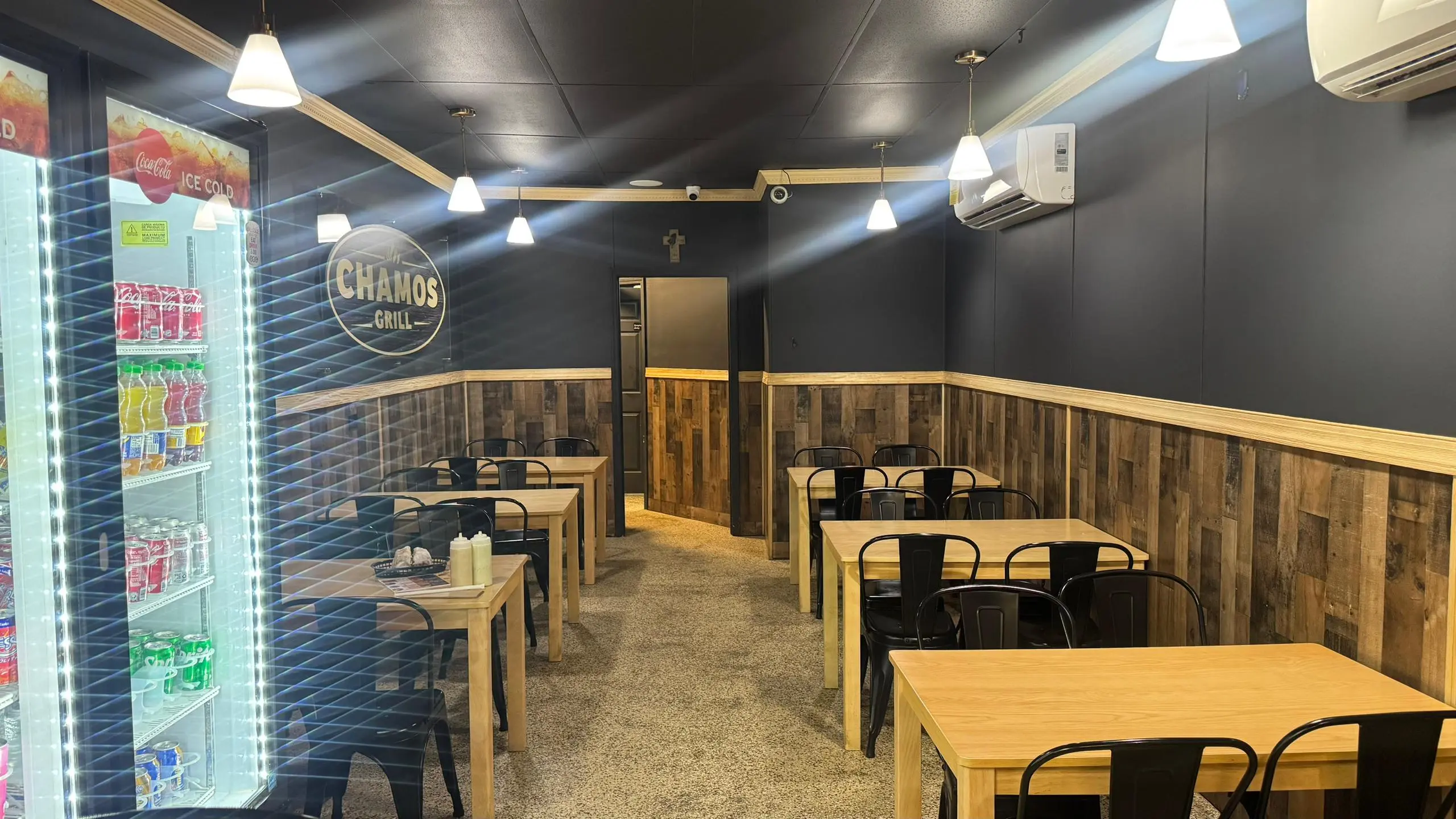 Salón Chamos Grill
