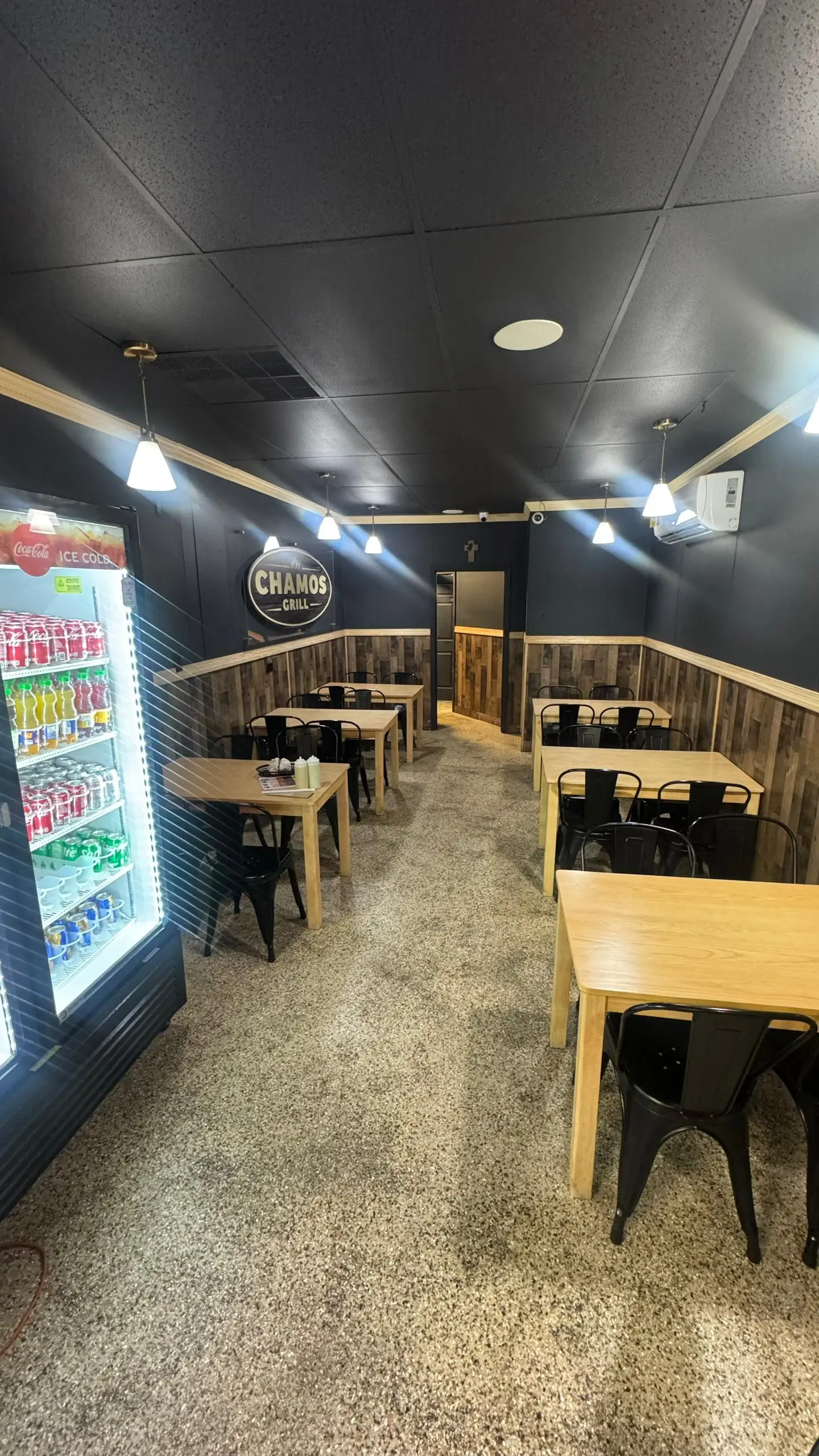 Interior Chamos Grill